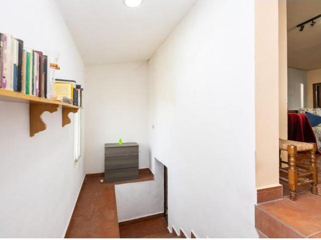 Parcela urbanizable con casa y piscina en Maracena