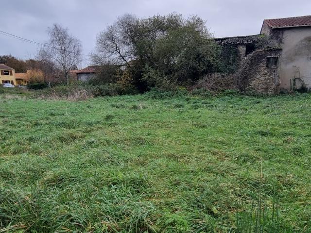 'Parcelle à bâtir au cœur de Landeronde, calme, exposée Sud et prête à accueillir votre future maison.'