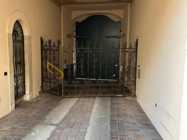 Parcheggio chiuso in affitto a Brescia