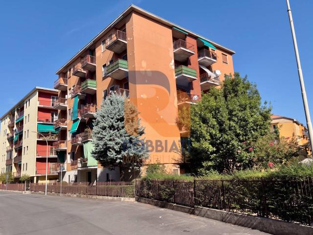 Parcheggio chiuso in affitto a Pavia