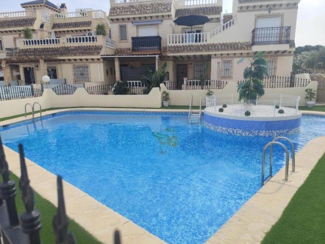 Pareado con jardín, solárium y piscina en urbanización priva. 106m² Orihuela Costa