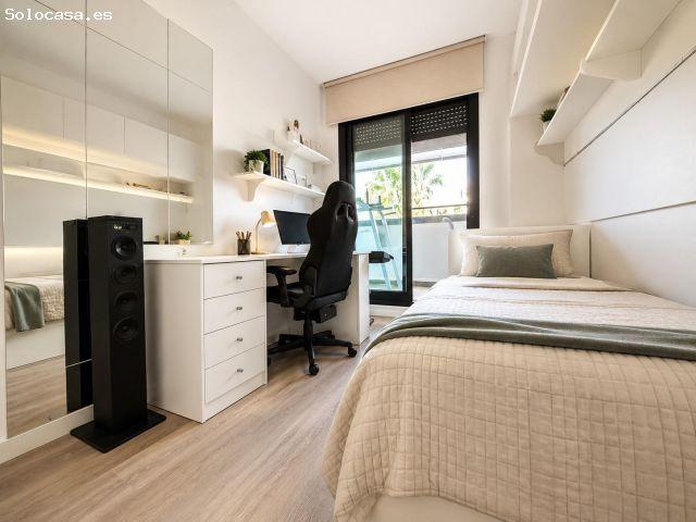 Pareado con jardín privado, terraza acristalada y piscina en La Quinta