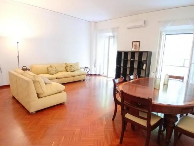 Parioli: Luminous 2 bedroom, double living room, kitchen, bathroom and balcony, air conditioning, bright, wooden floors and with doorman. Ref 2209