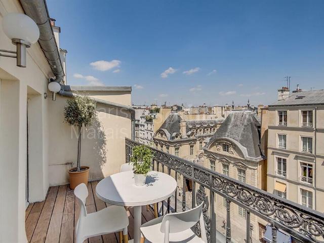 Paris 4ème Hôtel de Sully. Appartement intégralement rénové avec une terrasse de 10 m²