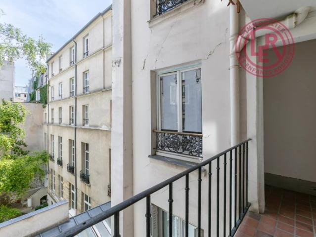 Paris 4ème Rue des Ecouffes 2 studios avec accès privatif