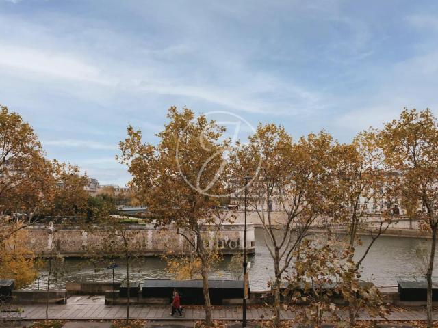 Paris 5e QUAI DE LA TOURNELLE Triplex à vendre