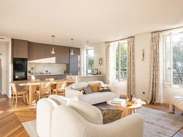 PARIS 6 APPARTEMENT DUPLEX AVEC VUE SUR L’ÉGLISE SAINT GERMAIN DES PRÉS