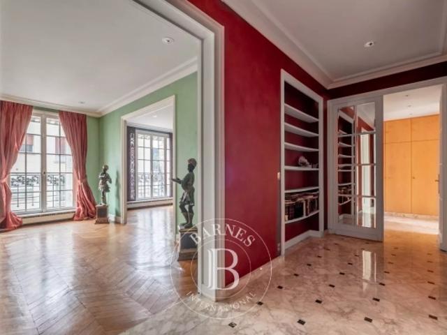 Paris 6 Cherche Midi St Placide 147m² Etage élevé 2/3ch ch de service à rénover