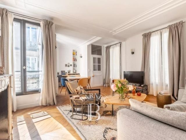 Paris 6 Exclusivité Notre Dame des Champs 4 pièces traversant Charme de l'ancien Etage élevé avec ascenseur