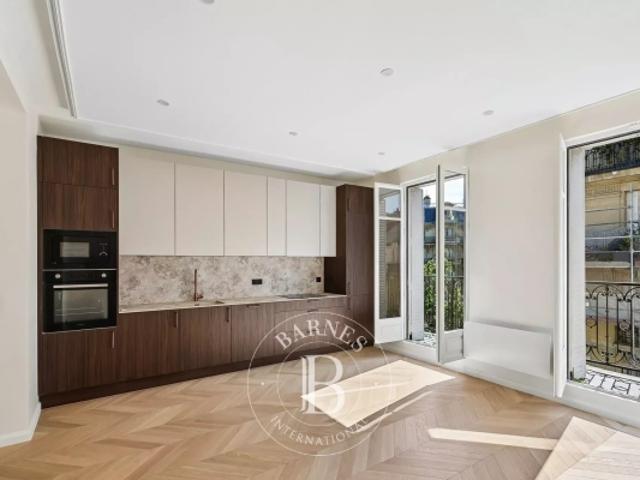 Paris 6 Vavin/Raspail 2 pièces traversant avec balcon intégralement rénové Etage élevé avec ascenseur DPE C