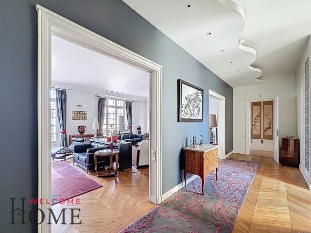 Paris 6è Superbe appartement de réception de 195 m2 charme de l’ancien seul à l’étage
