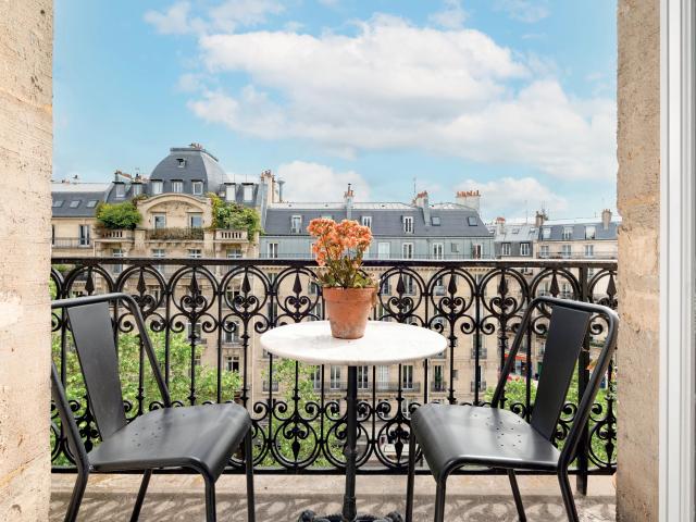 Paris 6e SÈVRES BABYLONE Duplex à vendre 5 pièces 141,52m² Carrez 162,73m² au sol 3 chambres Balcon et vues dégagées
