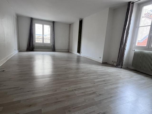Paris 75007 M°Rue du Bac. Dans immeuble ancien, appartement de.
