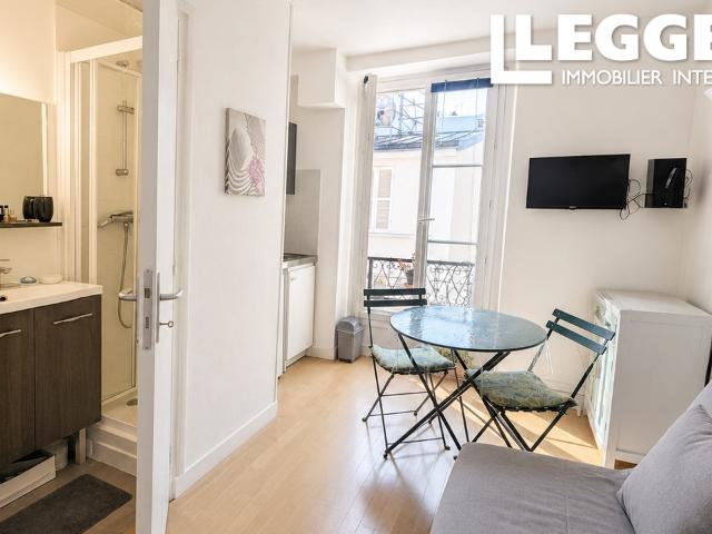 Paris 75007, proche rue Cler studio de 13 M2, kitchenette équipée, lumineux, calme, salle d'eau avec WC