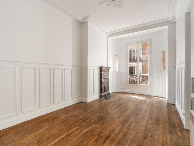 PARIS 75018 – T3 – 65M2 – BALCON 4,08M2 ORIENTATION SUD TRÈS LUMINEUX TRAVERSANT – ASCENSEUR 2 CAVES