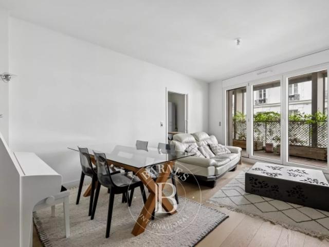 Paris 7 Off market Deux chambres Extérieurs Ascenseur Calme