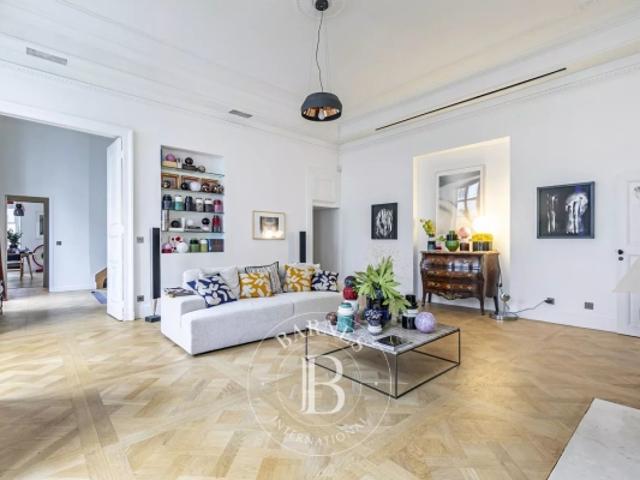 Paris 7 Bac / Varenne Elégant duplex Terrasse de 14,33 m² Calme exposé Sud