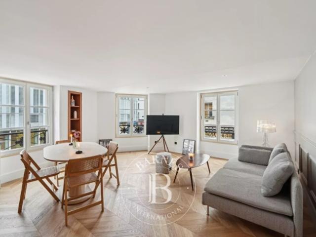 Paris 7 Bon Marché Appartement rénové Deux chambres Charme de l'ancien Calme et lumineux