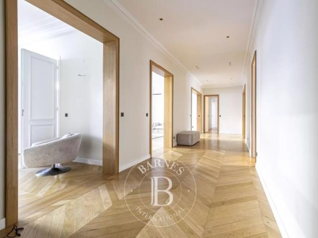 Paris 7 Bosquet Etage élevé Larges balcons 5 chambres