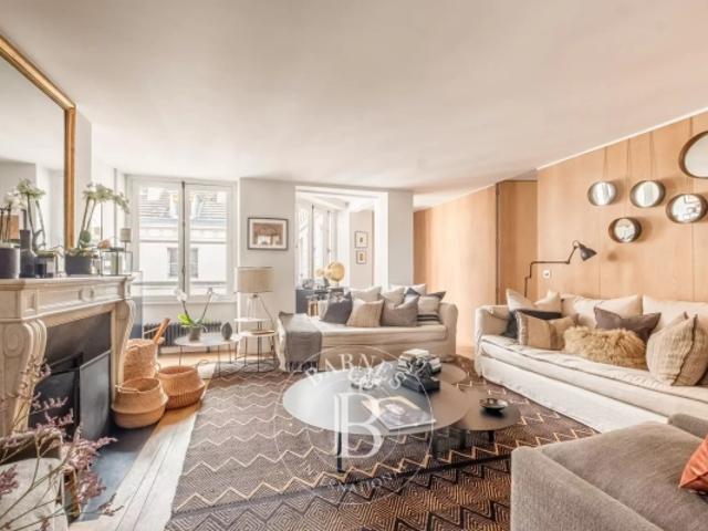 Paris 7 Bourgogne Appartement charmant Beaux espaces Large balcon avec vue dégagée 2 chambres