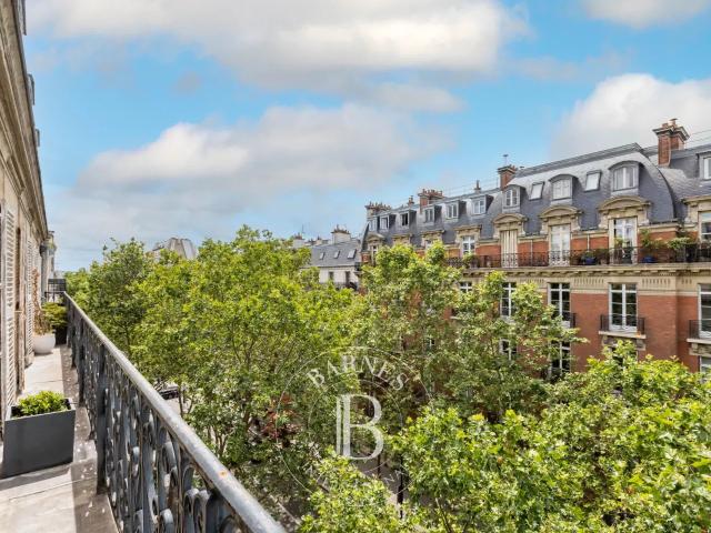 Paris 7 La Tour Maubourg Appartement familial Etage élevé Balcon filant 5 chambres