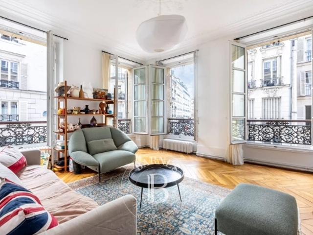 Paris 7 Sèvres Babylone Appartement d'angle Charme et volume