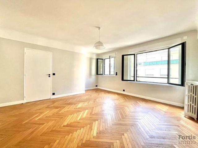 PARIS 7 3 PIECES AU DERNIER ETAGE SUR COUR AVEC ASCENSEUR