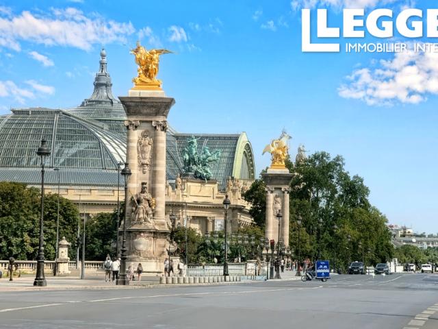 Paris 7e Invalides / quai de Seine, studio T1 15 M2 prêt à vivre, douche, wc, cuisine équipée, lave linge
