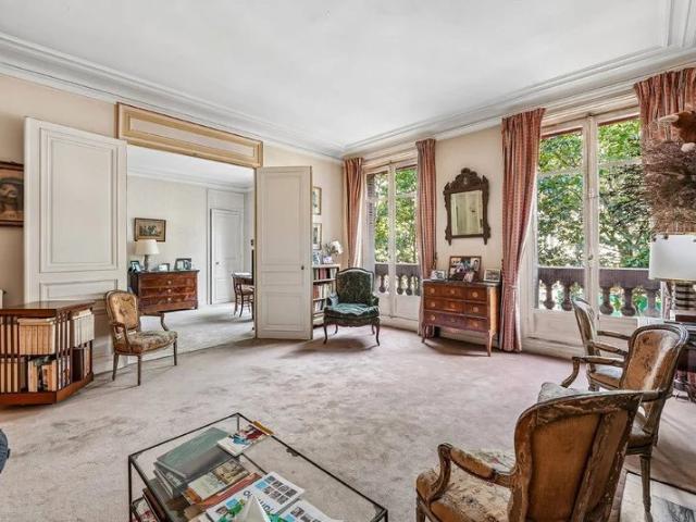PARIS 7ÈME BOSQUET/GROS CAILLOU: ELEGANT APPARTEMENT DE 5 PIÈCES DE 151M² AVEC BALCON