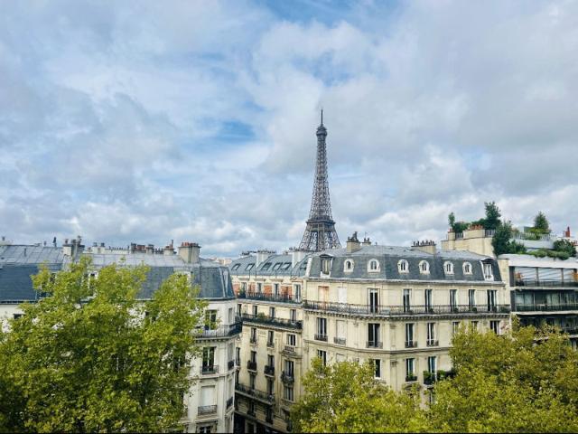 Paris 7éme: Studio dernier étage avec vue Tour Eiffel