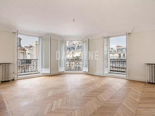 Paris 8 – Magnifique 4 pièces avec balcon – CHAMPS ÉLYSÉES