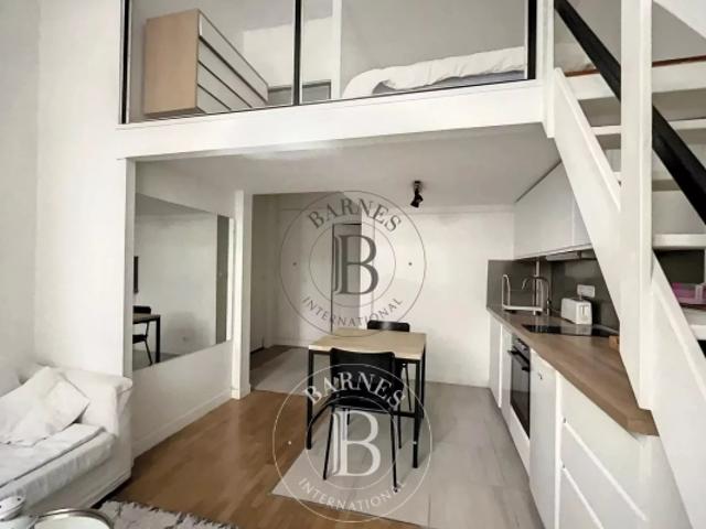 PARIS 8 CHAMPS ELYSEES Studio avec mezzanine