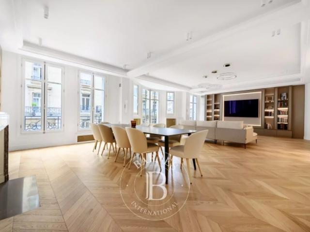Paris 8 Friedland Hoche Appartement rénové et climatisé, 3 suites 2ème étage