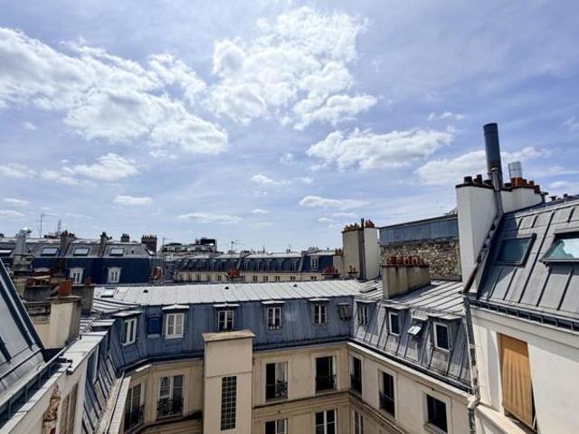 Paris 8 2 pièces rénové dernier étage sur cour au calme