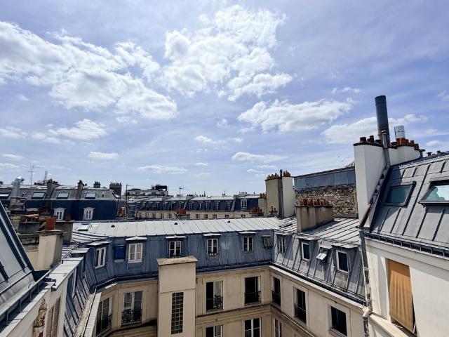 Paris 8 2 pièces rénové dernier étage sur cour au calme