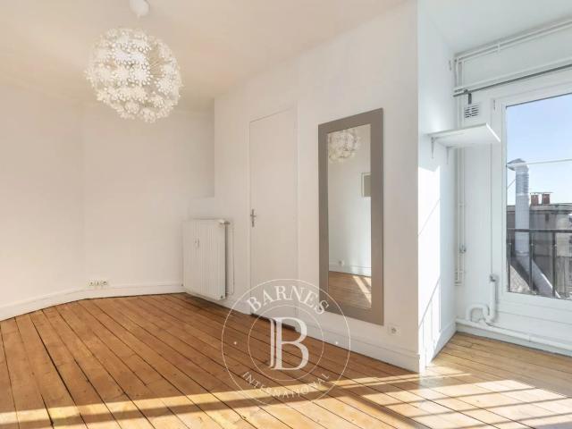 PARIS 8E – AVENUE DE FRIEDLAND – STUDIO DERNIER ÉTAGE – VUE DÉGAGÉE