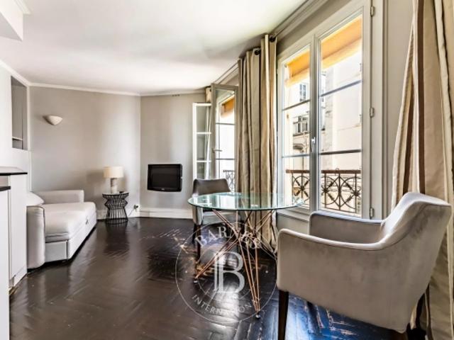 PARIS 8E – ELYSEE – CHARMANT 2 PIÈCES – CALME ET LUMINEUX