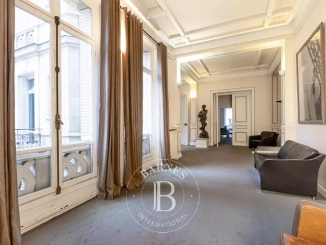 Paris 8è Madeleine Faubourg saint Honoré Grand appartement d'angle à rénover avec balcon usage mixte habitation / profession libérale