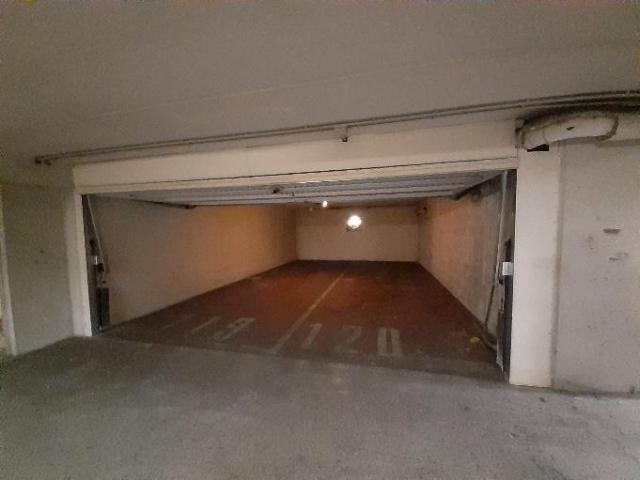 Paris 8e Rue de Berri Double box fermé de 44,74 m2