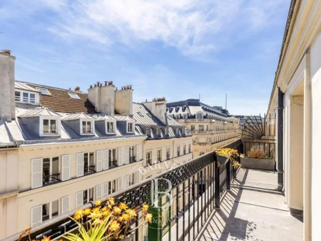 PARIS 8ème MADELEINE GRAND STUDIO TERRASSE FILANTE
