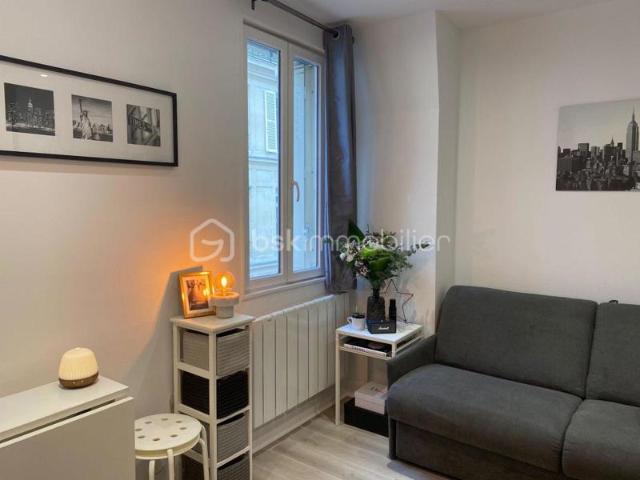 PARIS 8ème – Studio meublé rénové 16 m² – Quartier Saint Augustin – Calme & lumineux