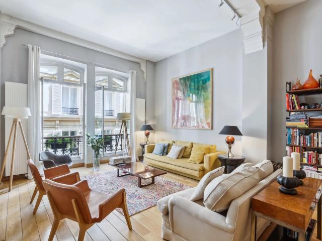 PARIS 9 ALEXANDRA Magnifique appartement cinq pièces dont trois chambres place de stationnement