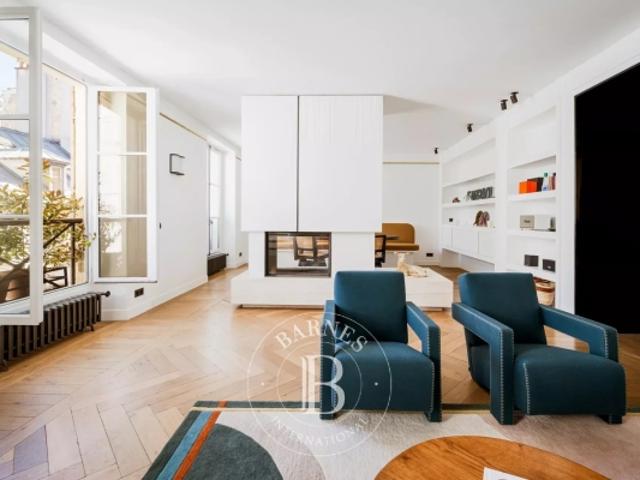 PARIS 9e CITÉ TRÉVISE / RICHER DUPLEX DERNIERS ÉTAGES RÉNOVÉ PAR ARCHITECTE TRAVERSANT LUMINEUX 2 CHAMBRES