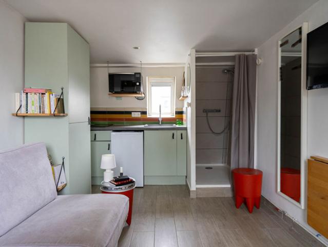 PARIS 9E Rue Lamartine Dernier étage avec ascenseur Studio rénové et lumineux