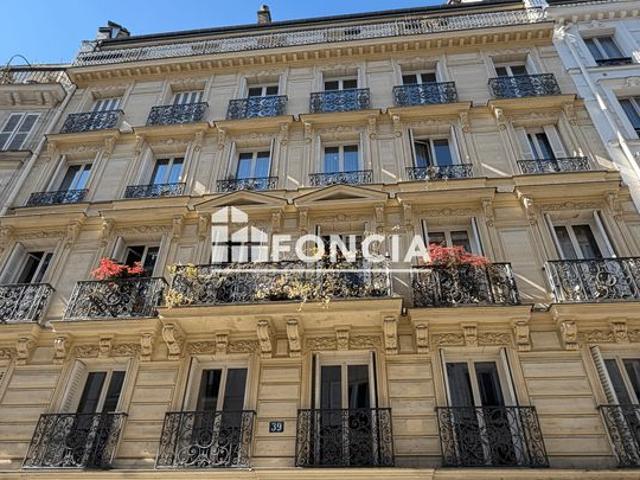 Paris 9ème Idéalement située rue Jean Baptiste Pigalle chambre de service situé au 6ème étage avec ascenseur