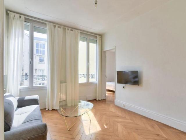 PARIS 10 RUE DES PETITS HOTELS 2 PIECES LUMINEUX CALME