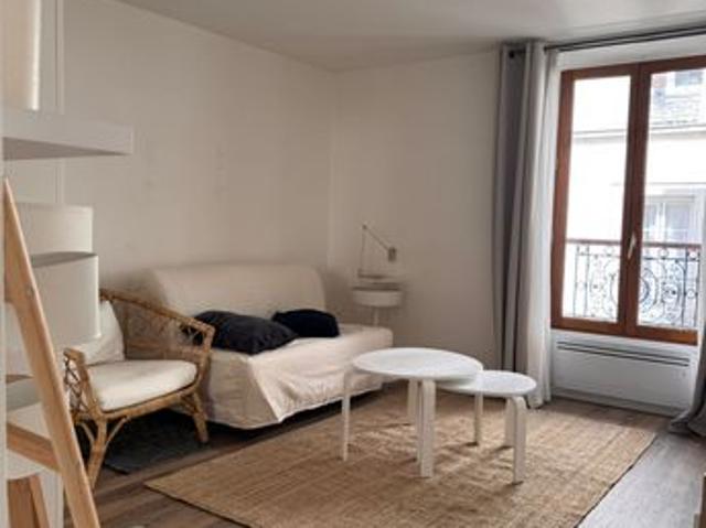 Paris 10 – Rue Sainte Marthe – Grand studio lumineux de 28 m² avec cuisine séparée