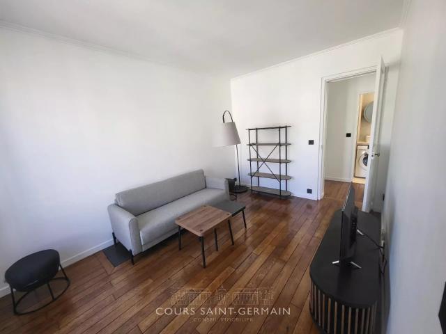 Paris 10ème • 35.02 m • 1 420 CC € / Mois