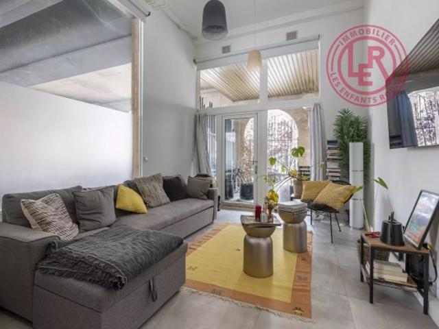 Paris 10ème Loft rénové avec commercialité et coin terrasse