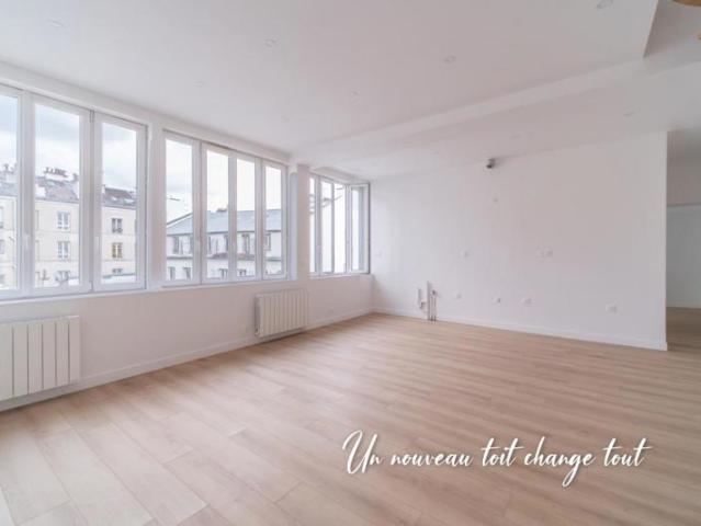 PARIS 11 Loft au dernière étage d'une cour rue du Fbg St A